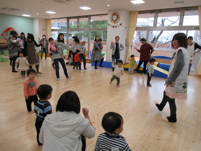 写真：子育て支援センターふぁみりこで楽しむ親子