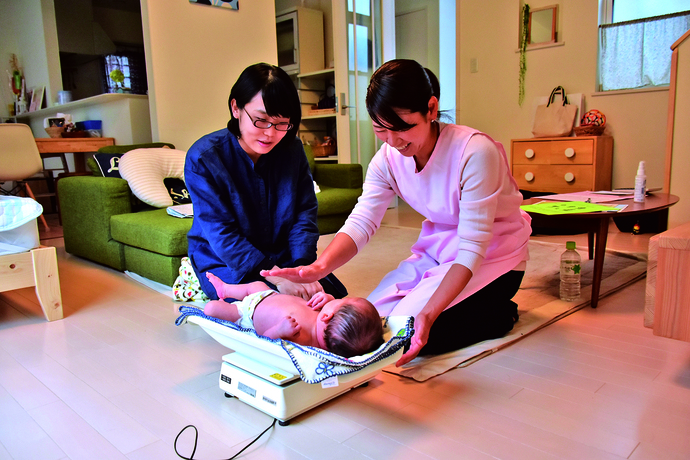 写真：母乳はたりてるかしら？ 順調に育ってます。大丈夫ですよ！