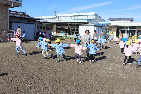 写真：宝探しに夢中の子ども達