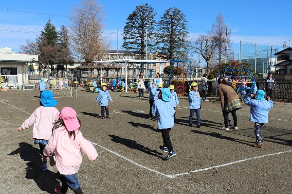 写真：自由に外遊びを楽しんでいる様子