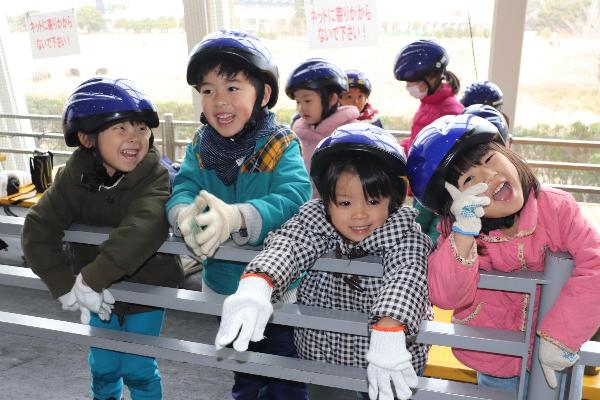 写真：休憩中にくつろぐ園児達