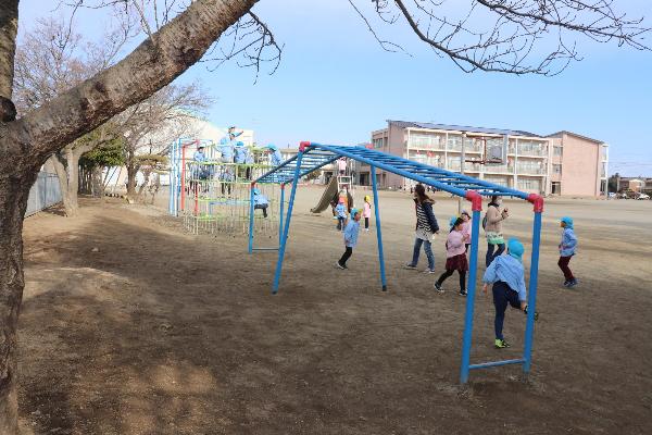 写真：佐野小学校の校庭で遊ぶ園児達