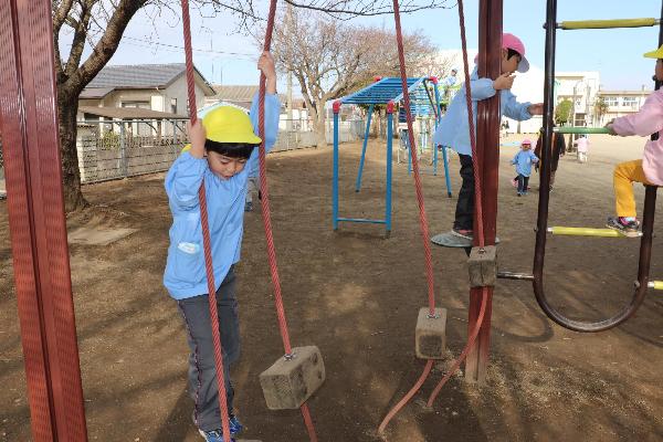 写真：遊具で遊ぶ園児達