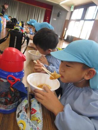 写真：きなこ餅をおいしそうに食べている幼児達