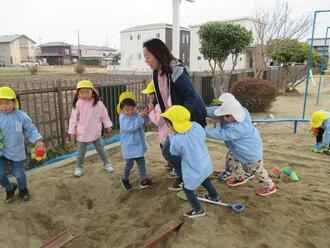 写真：先生を落とし穴に落とそうとしている園児たち