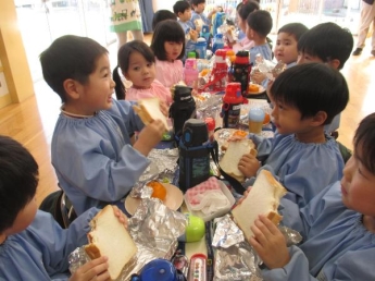 写真：会食をしている園児たち