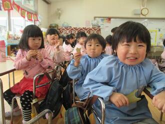 写真：干しいもをおいしく食べている年少さん