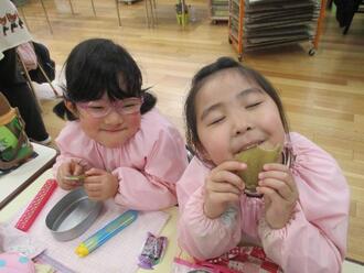 写真：干しいもをおいしそうに食べる女児