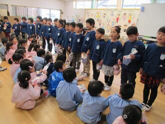 写真：歌をうたっている年長児