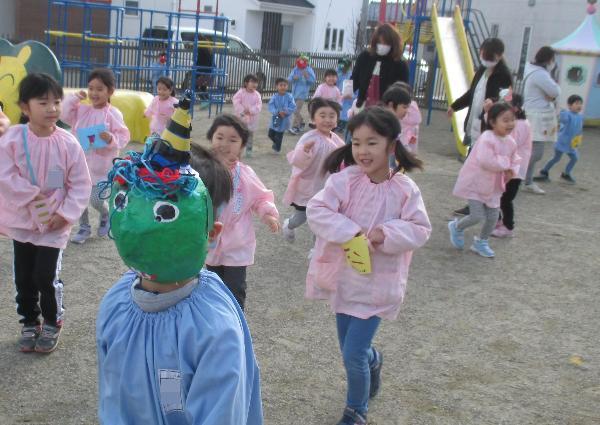 写真：豆まきを楽しむ園児たち2