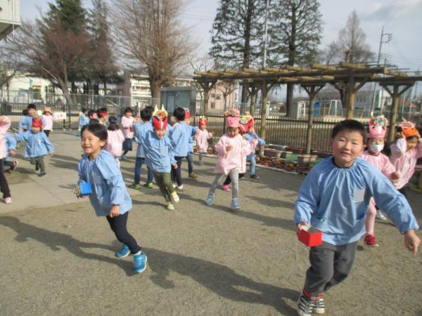 写真：豆まきを楽しむ園児たち1