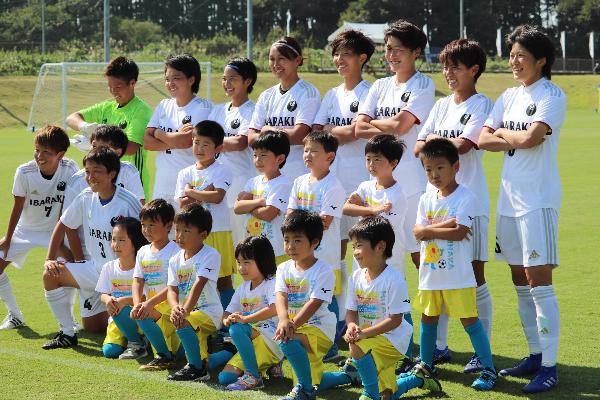 選手と子供たちの集合写真1