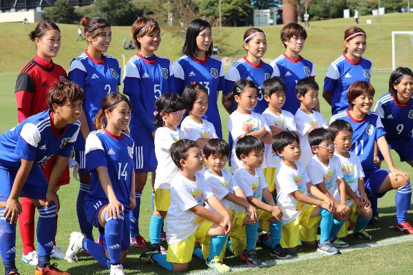 選手と子供たちの集合写真2