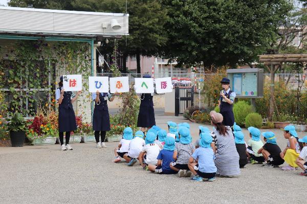 写真：指導員さんのお話を聞く子供たち1