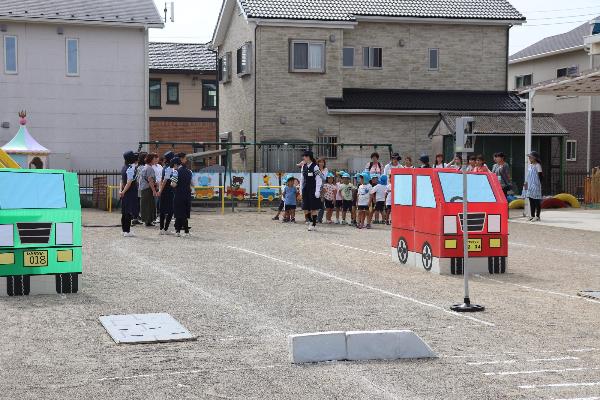 写真：指導員さんのお話を聞く子供たち3