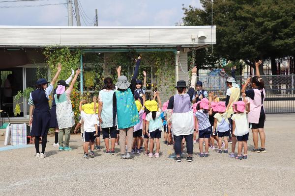 写真：指導員さんのお話を聞く子供たち2