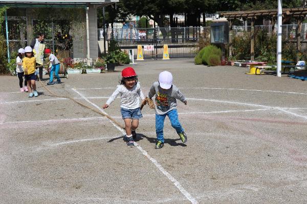 写真：つなひきの準備をする子供たち