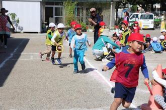 写真：リレーをする子供たち