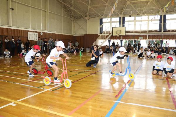 写真：スクーターで加速してゴールを目指す園児達