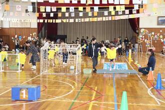 写真：年少組親子競技の様子