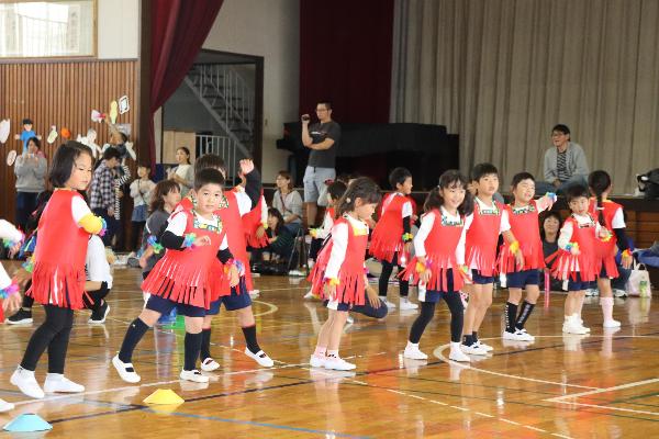 写真：遊戯を披露する園児達