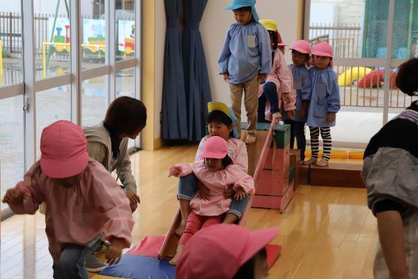 写真：滑り台で遊ぶ園児