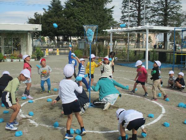 写真：玉入れをする子供たち