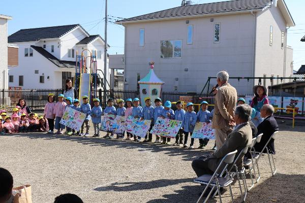 写真：地域の方々の挨拶を聞く園児達