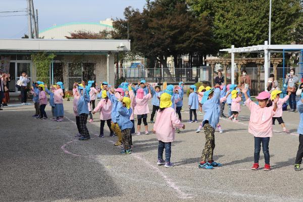 写真：パプリカを踊る園児達