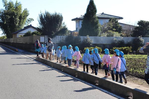 写真：おーくす佐野保育園を目指して歩く園児達