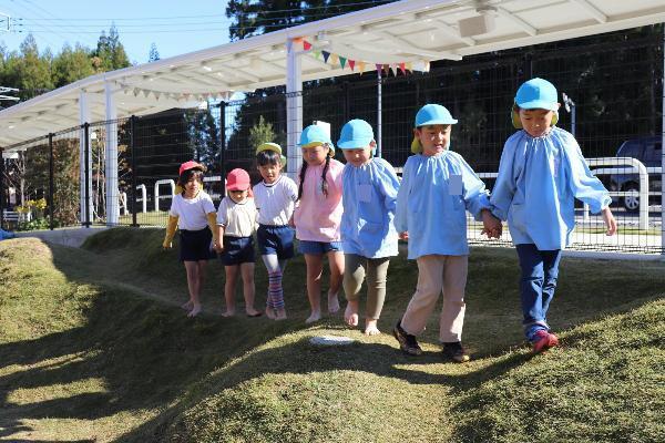 写真：宝探しを楽しむ園児達