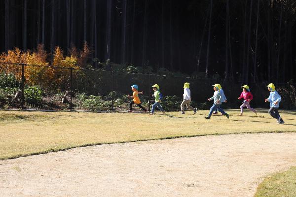 写真：鬼ごっこで走り回る園児達