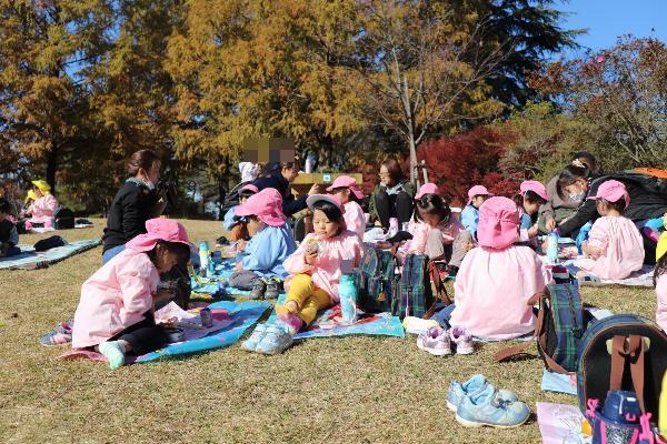 写真：お弁当を食べる子ども達