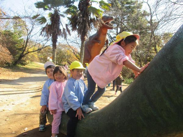 写真：恐竜のしっぽにみんなで座っている姿