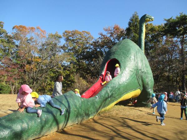 写真：恐竜すべり台を楽しむ園児