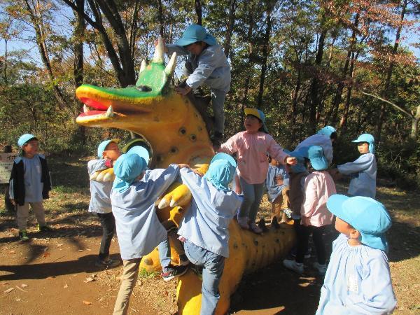 写真：恐竜によじ登る園児