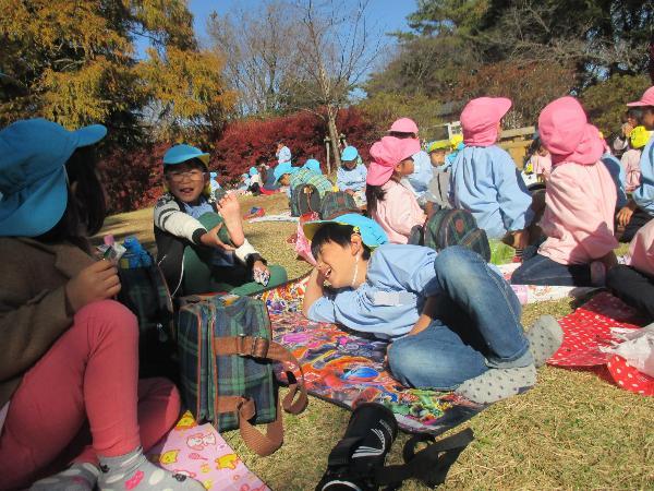 写真：ひなたぼっこをする子ども