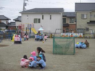 写真：園庭で避難訓練をしている様子