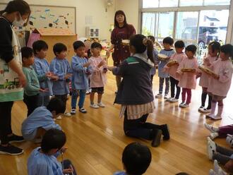 写真：楽器遊びをしている子ども達