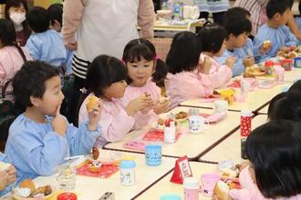 写真：会食を楽しむ園児達