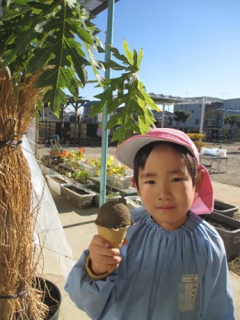 写真：砂でチョコレートアイスクリームを作ってきた園児