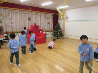 写真：お楽しみ会準備中の子ども達