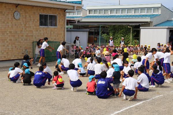 写真：中学生と幼稚園生が一緒にリレーをしている様子