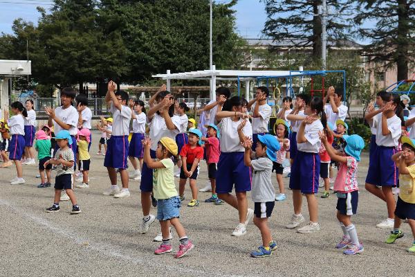 写真：中学生と一緒に国体ダンスを踊っている様子