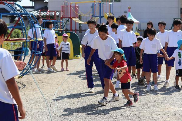 写真：大縄跳びを一緒に行う子ども達