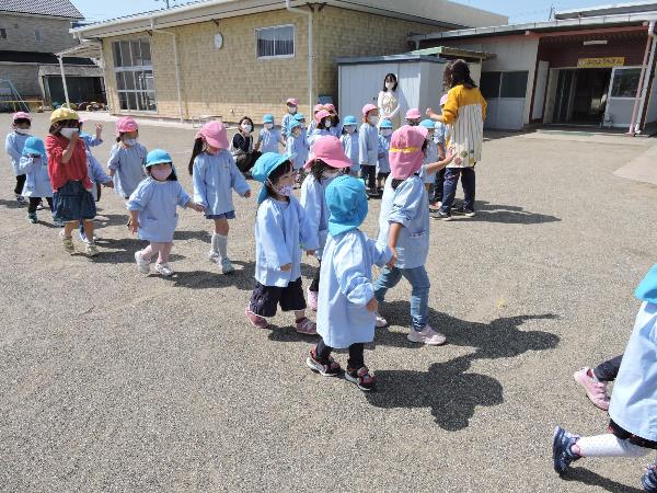 写真：園庭めぐりの様子1