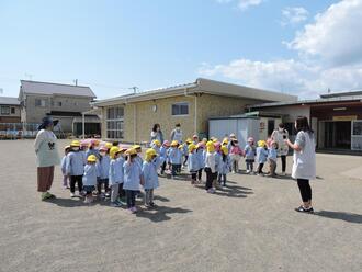 写真：4月12日園庭めぐりの様子1