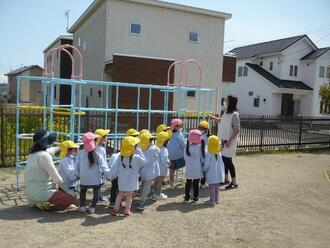 写真：4月12日園庭めぐりの様子2