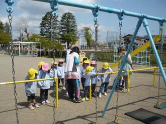 写真：4月12日園庭めぐりの様子3