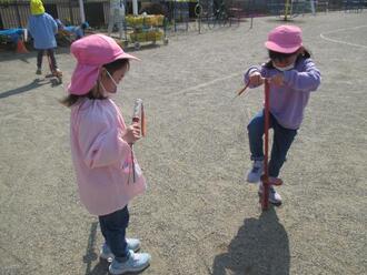 写真：ホッピングで遊んでいる様子